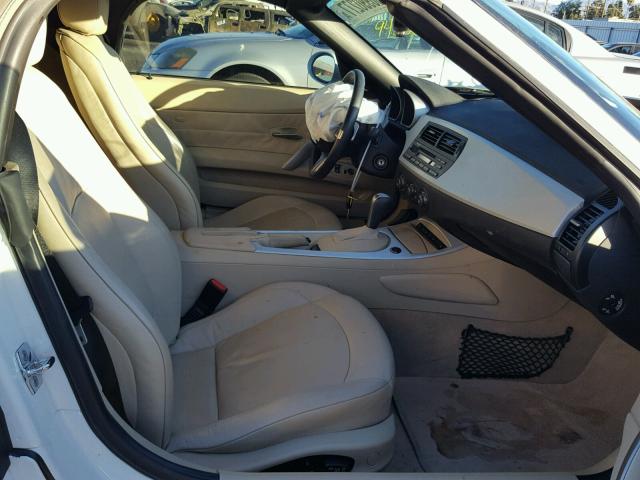 4USBU33526LW66915 - 2006 BMW Z4 3.0 Ақ фото 5