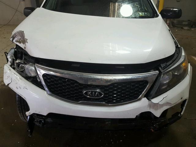 5XYKT3A11BG031070 - 2011 KIA SORENTO BA WHITE photo 7