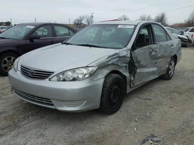 4T1BE32K45U977499 - 2005 TOYOTA CAMRY LE SILVER photo 2