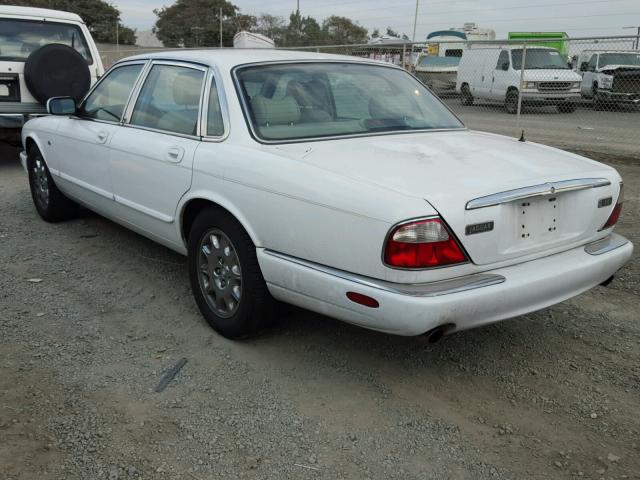 SAJHX1240WC837361 - 1998 JAGUAR XJ8 WHITE photo 3