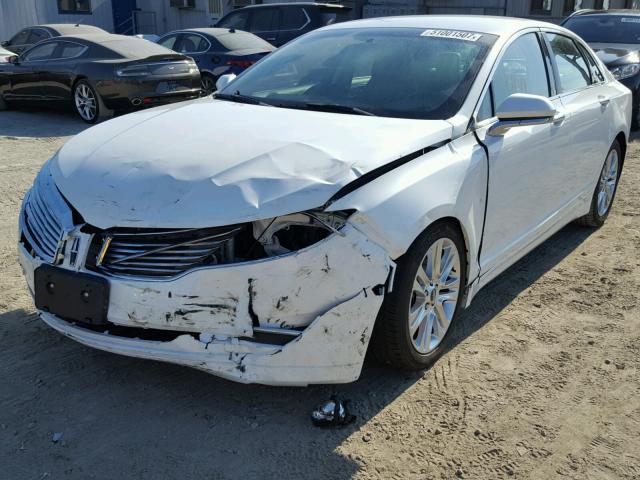 3LN6L2LU2ER822877 - 2014 LINCOLN MKZ HYBRID WHITE photo 2