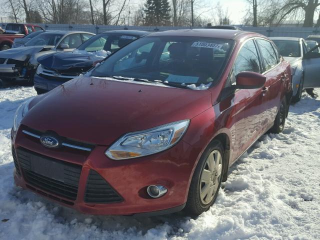 1FAHP3F23CL387273 - 2012 FORD FOCUS SE RED photo 2