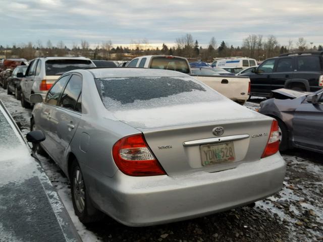 4T1BE32K82U589817 - 2002 TOYOTA CAMRY LE 银色 照片 3