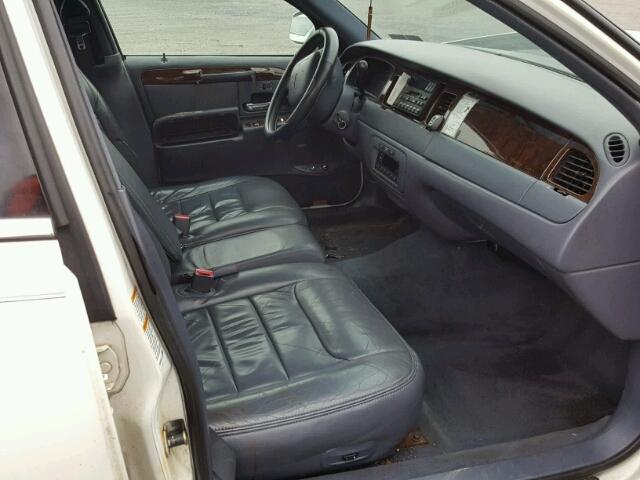 1LNFM82W1XY603805 - 1999 LINCOLN TOWN CAR S WHITE photo 5