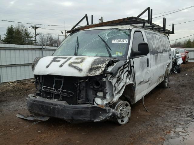 1GCWGGCA7B1126839 - 2011 CHEVROLET EXPRESS G2 WHITE photo 2