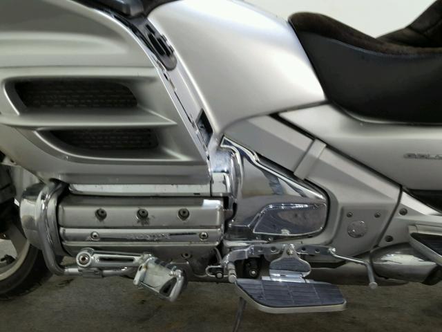 1HFSC47095A412101 - 2005 HONDA GOLDWING SILVER photo 11