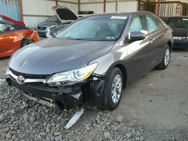 4T4BF1FK9FR471864 - 2015 TOYOTA CAMRY LE BROWN photo 2