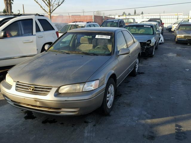 JT2BF22K3W0094328 - 1998 TOYOTA CAMRY CE GRAY photo 2