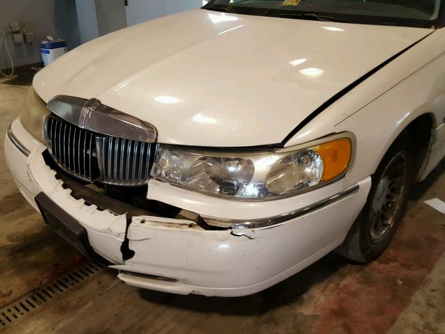 1LNHM82W4XY662582 - 1999 LINCOLN TOWN CAR S WHITE photo 9