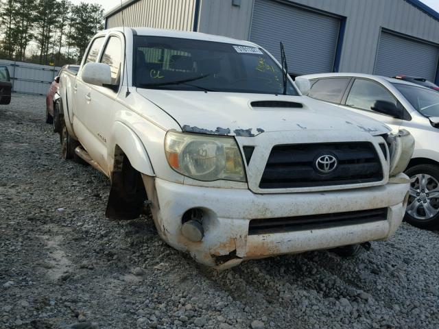 3TMJU62N67M040966 - 2007 TOYOTA TACOMA DOU WHITE photo 1