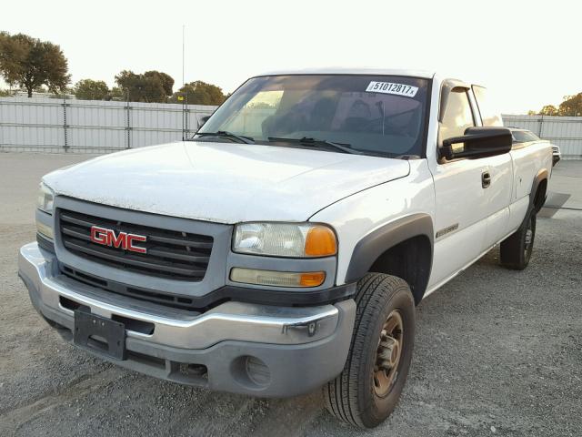 1GTHC29U55E298311 - 2005 GMC SIERRA C25 WHITE photo 2