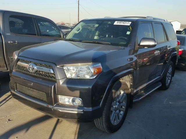 JTEZU5JR5D5058003 - 2013 TOYOTA 4RUNNER SR GRAY photo 2