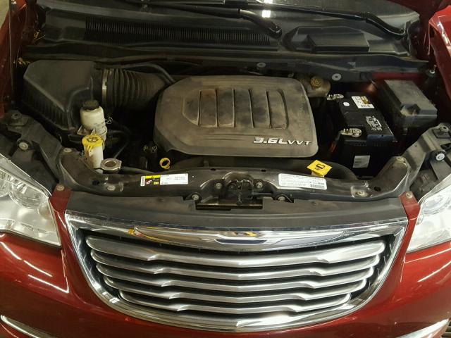 2C4RC1CG6DR571890 - 2013 CHRYSLER TOWN & COU RED photo 7