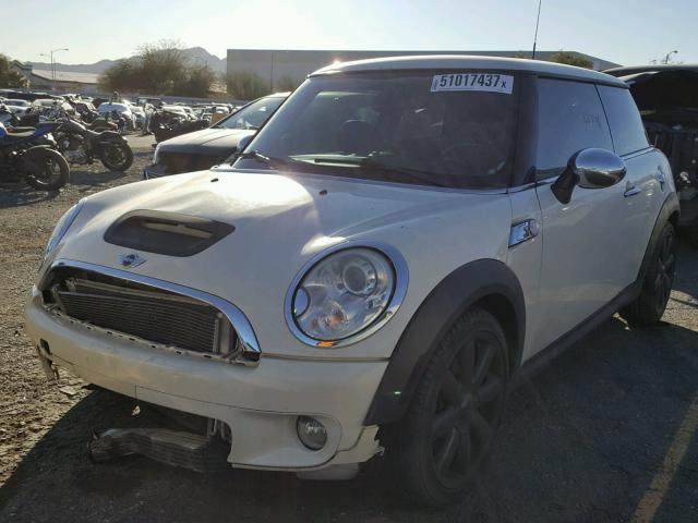 WMWMF7C54ATZ34448 - 2010 MINI COOPER S WHITE photo 2