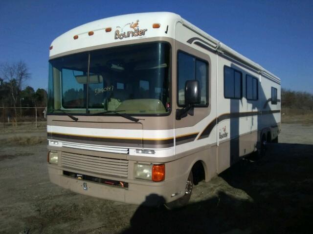 3FCMF53G6VJA15775 - 1997 FORD MOTORHOME CREAM photo 2