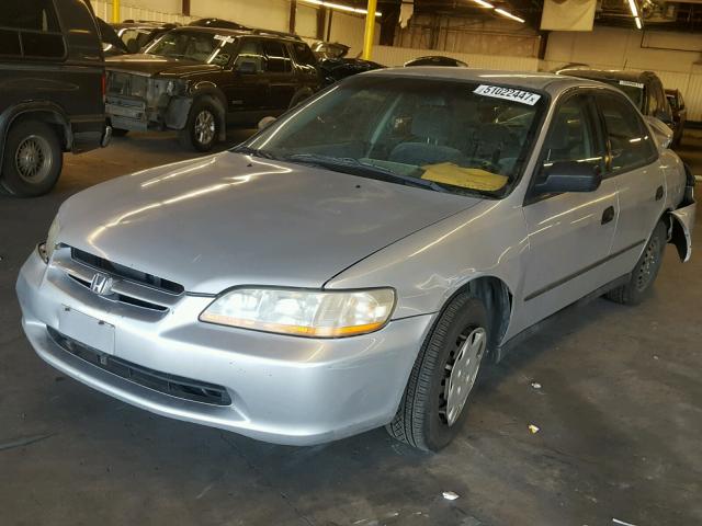 1HGCF8642XA043913 - 1999 HONDA ACCORD DX SILVER photo 2