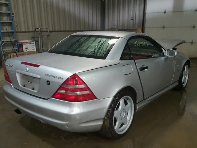 WDBKK47F5XF136943 - 1999 MERCEDES-BENZ SLK 230 KO SILVER photo 4