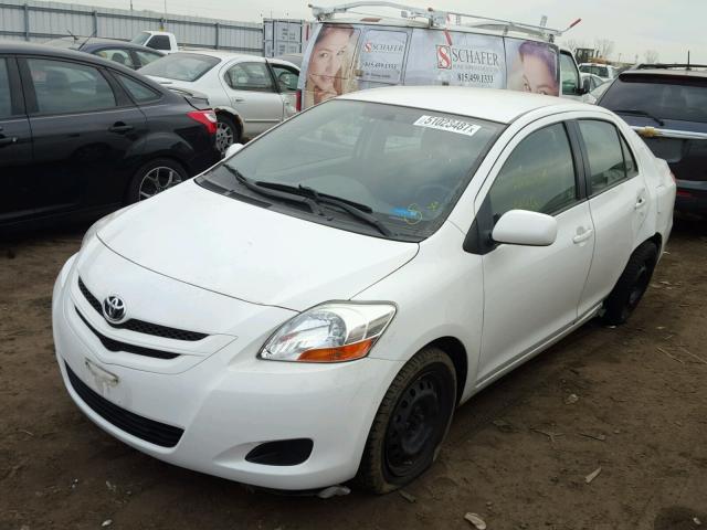 JTDBT923981257563 - 2008 TOYOTA YARIS WHITE photo 2