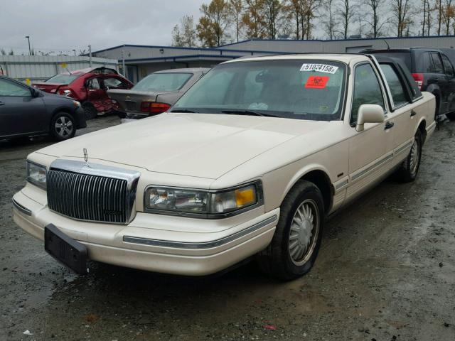 1LNLM83W6VY661231 - 1997 LINCOLN TOWN CAR C BEIGE photo 2