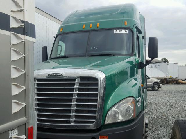 3AKJGLBG8DSBS6820 - 2013 FREIGHTLINER CASCADIA 1 GREEN photo 2