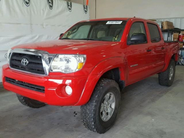 3TMLU42N76M004828 - 2006 TOYOTA TACOMA DOU RED photo 2