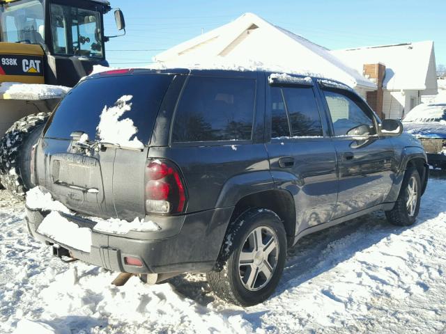 1GNDT13S452367563 - 2005 CHEVROLET TRAILBLAZE BLACK photo 4