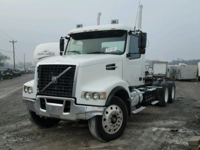 4V4KC9GH48N491255 - 2008 VOLVO VHD WHITE photo 2