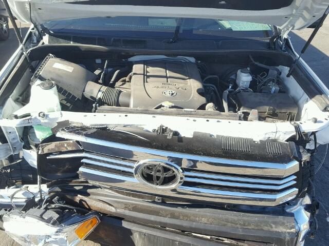 5TFRM5F15HX110957 - 2017 TOYOTA TUNDRA DOU WHITE photo 7