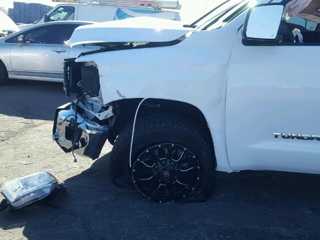 5TFRM5F15HX110957 - 2017 TOYOTA TUNDRA DOU WHITE photo 9