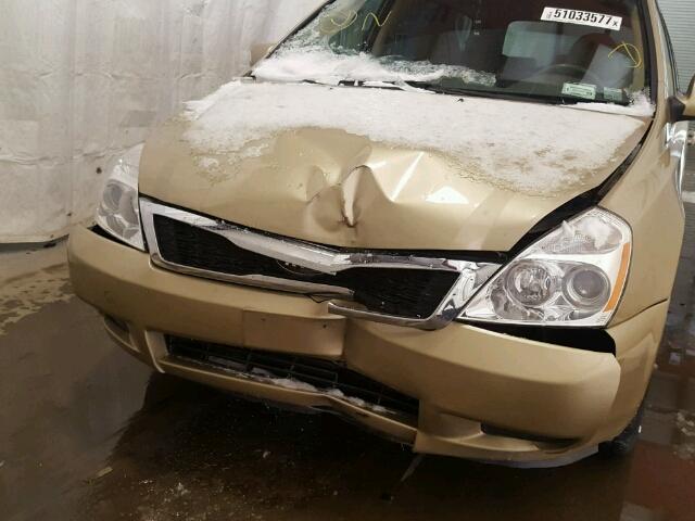 KNDMG4C79B6414181 - 2011 KIA SEDONA LX GOLD photo 9