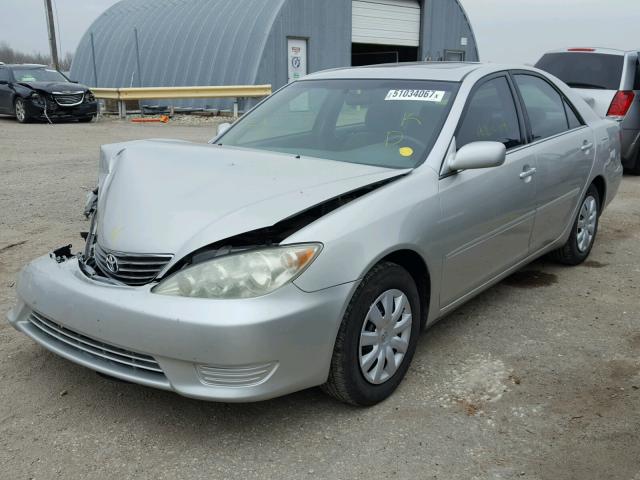 4T1BE32K05U513769 - 2005 TOYOTA CAMRY LE SILVER photo 2