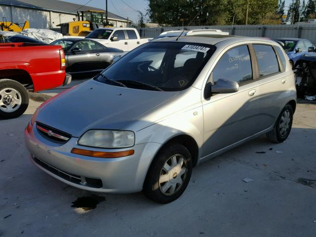 KL1TG62605B465880 - 2005 CHEVROLET AVEO LT SILVER photo 2