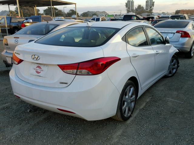 5NPDH4AE2DH227890 - 2013 HYUNDAI ELANTRA GL WHITE photo 4