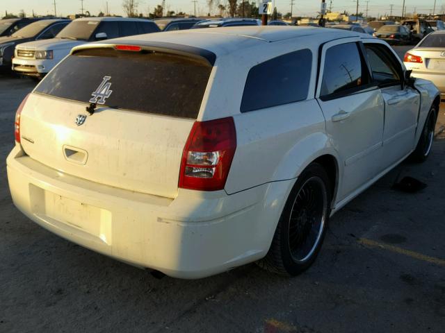 2D4FV48T85H617721 - 2005 DODGE MAGNUM SE WHITE photo 4