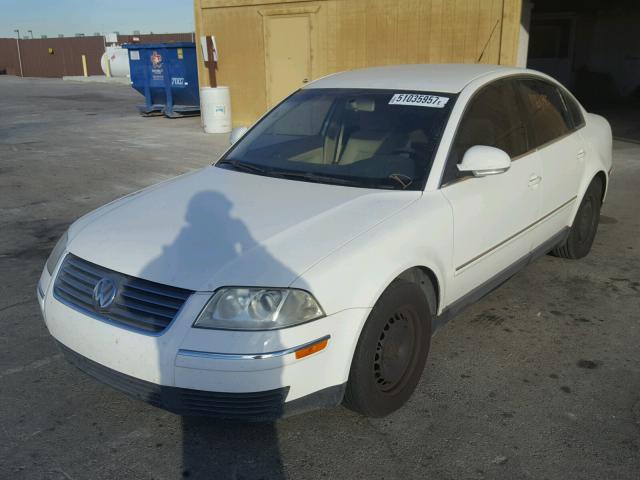 WVWMD63B44E284036 - 2004 VOLKSWAGEN PASSAT GL WHITE photo 2