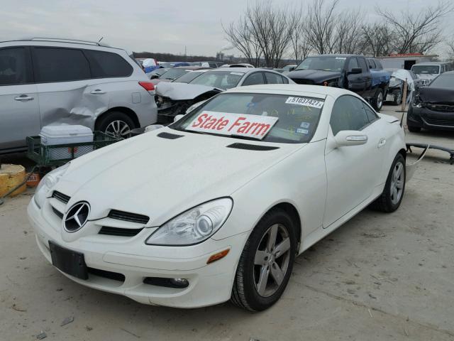 WDBWK54F47F155950 - 2007 MERCEDES-BENZ SLK 280 WHITE photo 2