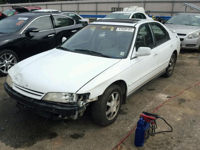 1HGCD5660RA042249 - 1994 HONDA ACCORD EX WHITE photo 2