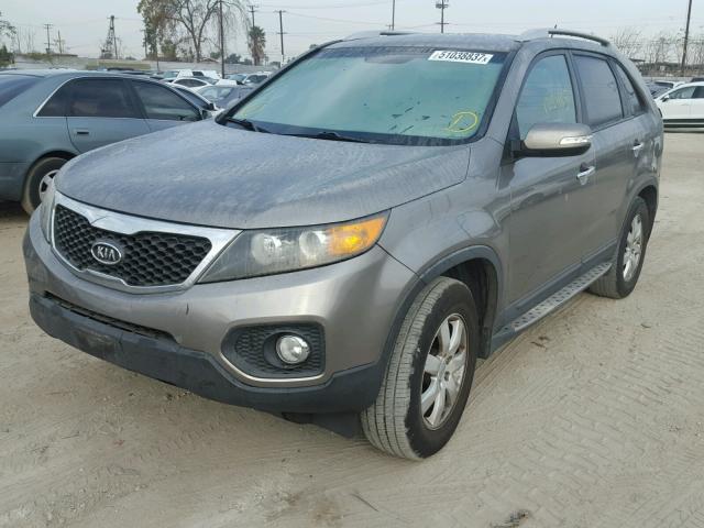 5XYKT3A16BG077882 - 2011 KIA SORENTO BA GOLD photo 2