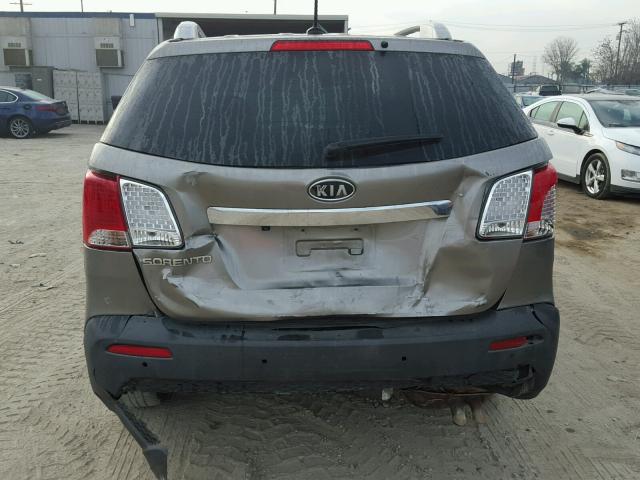 5XYKT3A16BG077882 - 2011 KIA SORENTO BA GOLD photo 9