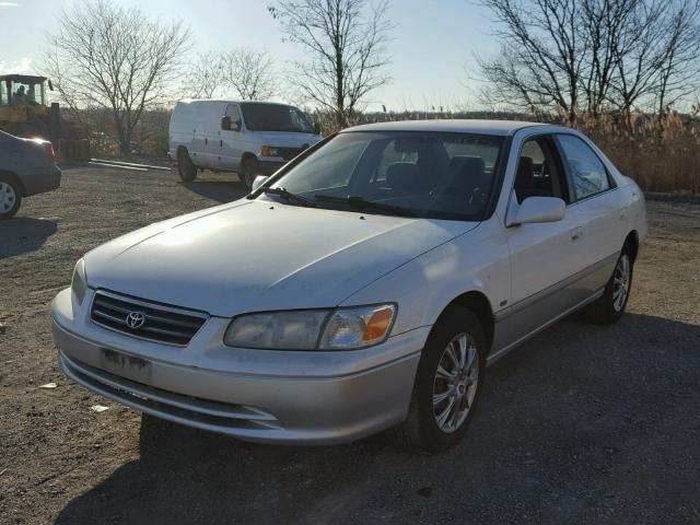 JT2BG28K810549400 - 2001 TOYOTA CAMRY LE 白色 照片 2