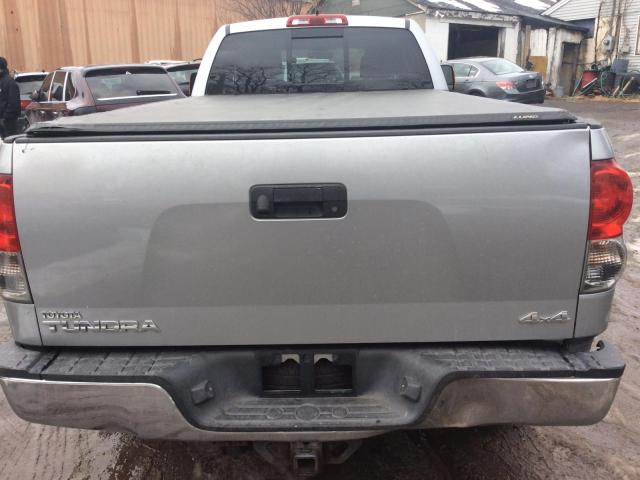 5TFCV541X7X003911 - 2007 TOYOTA TUNDRA DOU SILVER photo 8