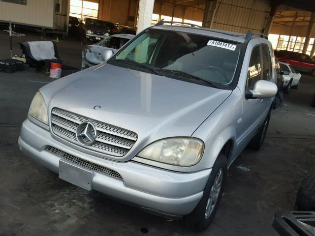 4JGAB72E0XA075216 - 1999 MERCEDES-BENZ ML 430 SILVER photo 2