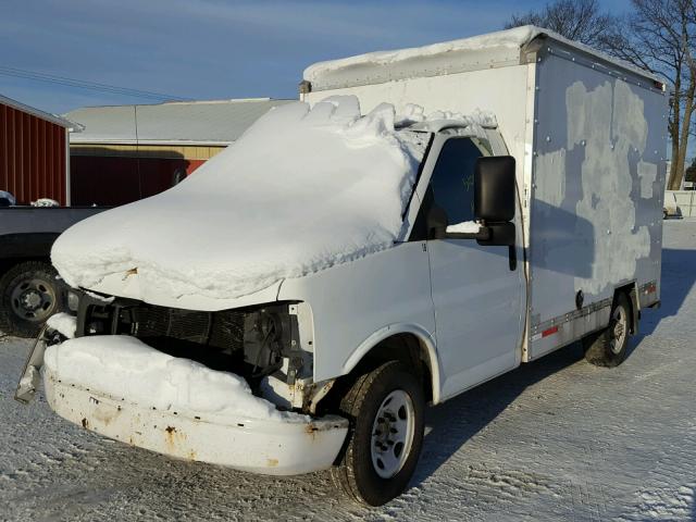 1GDGG31V841903305 - 2004 GMC SAVANA CUT WHITE photo 2