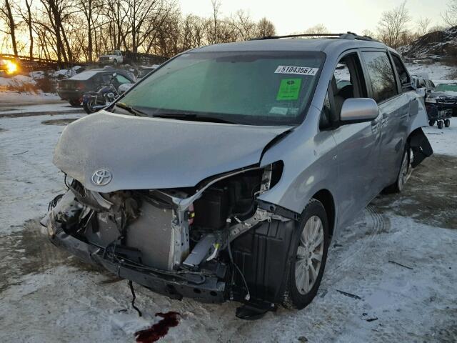 5TDDZ3DC4HS176989 - 2017 TOYOTA SIENNA XLE SILVER photo 2