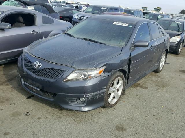 4T1BF3EK1AU106983 - 2010 TOYOTA CAMRY BASE GRAY photo 2