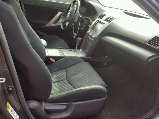 4T1BF3EK1AU106983 - 2010 TOYOTA CAMRY BASE GRAY photo 5