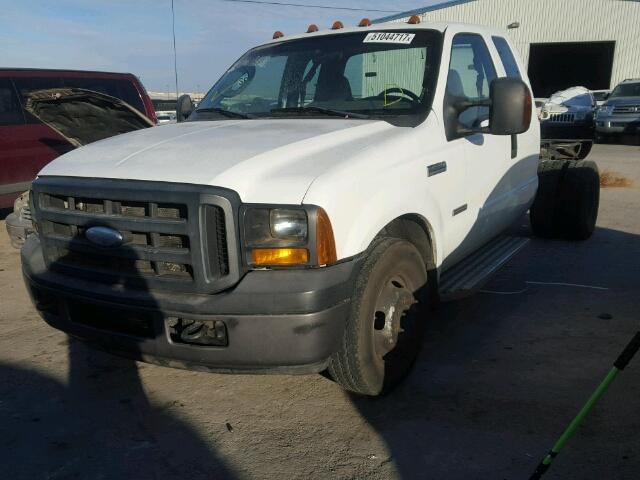 1FDWX36PX7EB16861 - 2007 FORD F350 SUPER WHITE photo 2