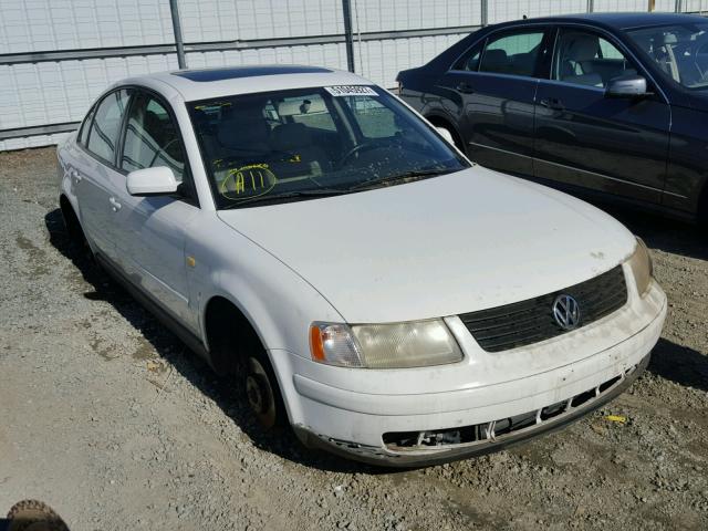 WVWMA63BXXE388754 - 1999 VOLKSWAGEN PASSAT GLS WHITE photo 1