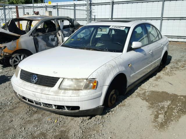 WVWMA63BXXE388754 - 1999 VOLKSWAGEN PASSAT GLS WHITE photo 2