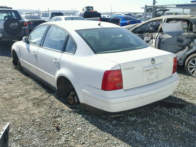 WVWMA63BXXE388754 - 1999 VOLKSWAGEN PASSAT GLS WHITE photo 3